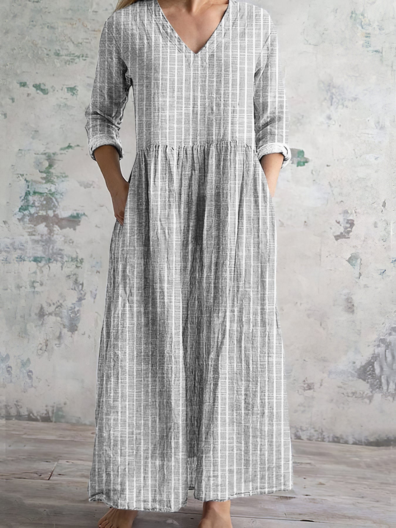 Vestito da donna in lino con motivo a righe vintage