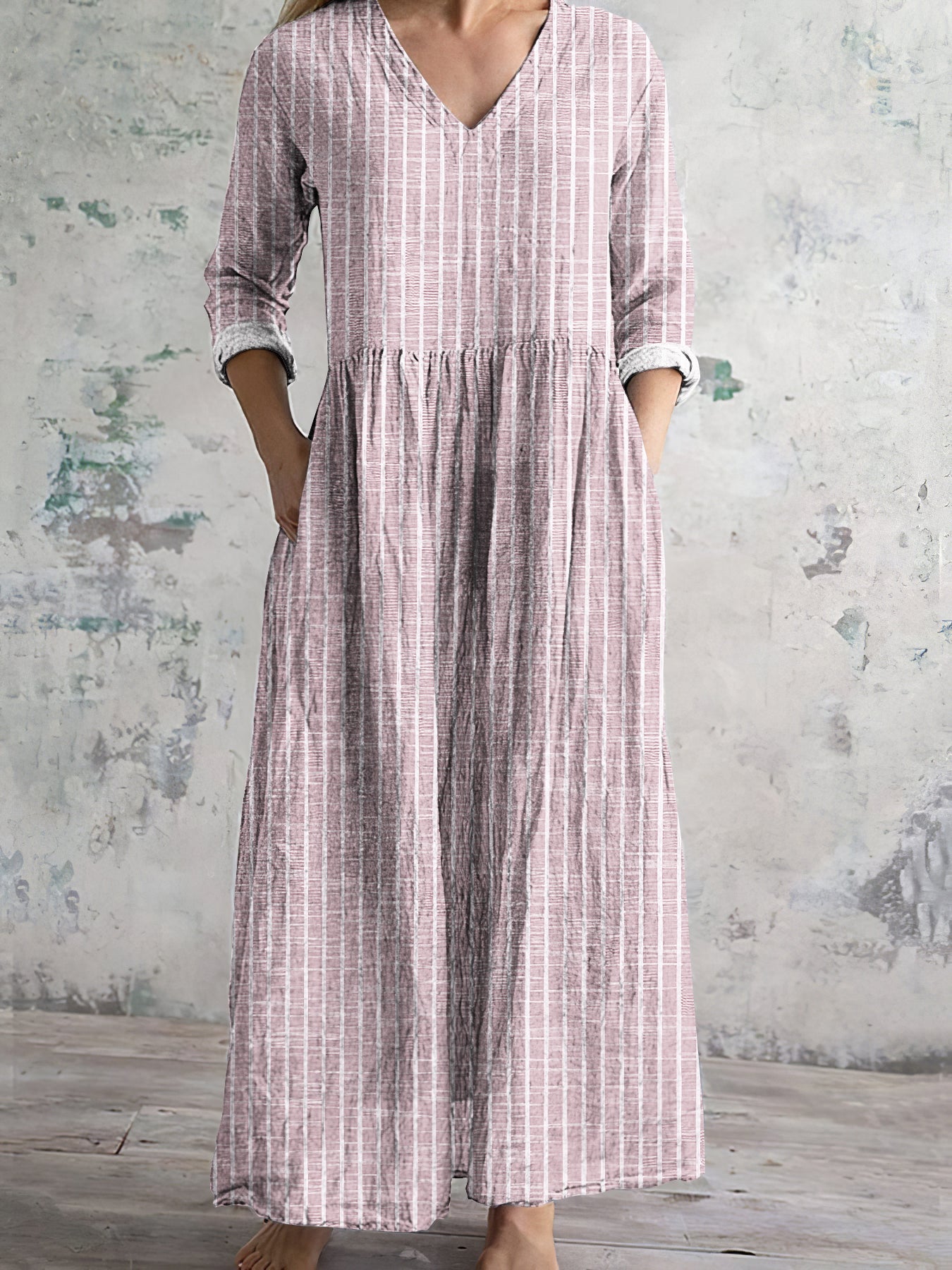 Vestito da donna in lino con motivo a righe vintage