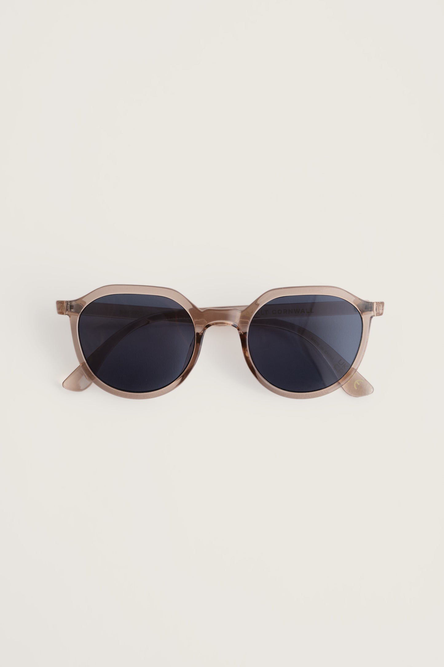 Lunettes de soleil vue jardin