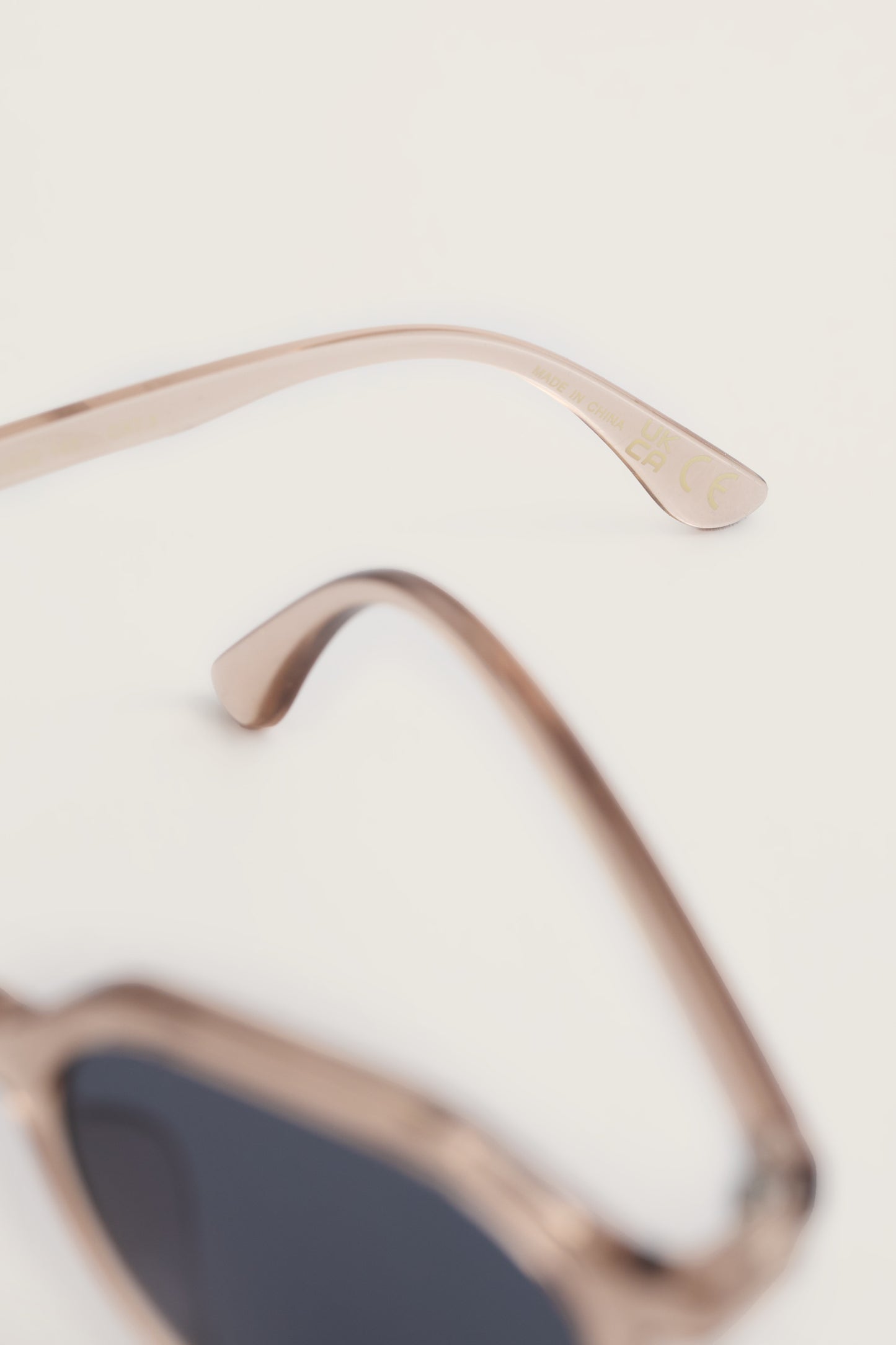 Lunettes de soleil vue jardin