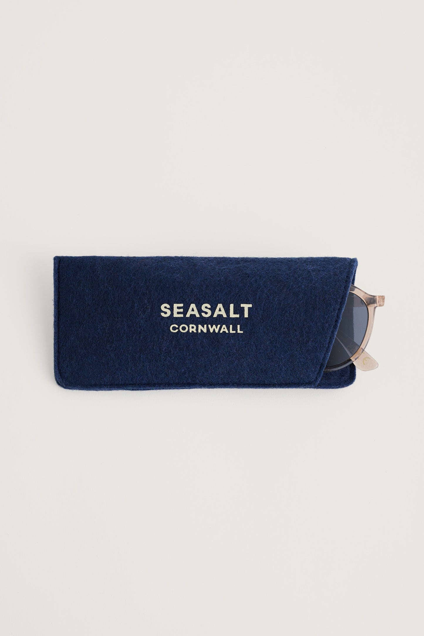 Lunettes de soleil vue jardin
