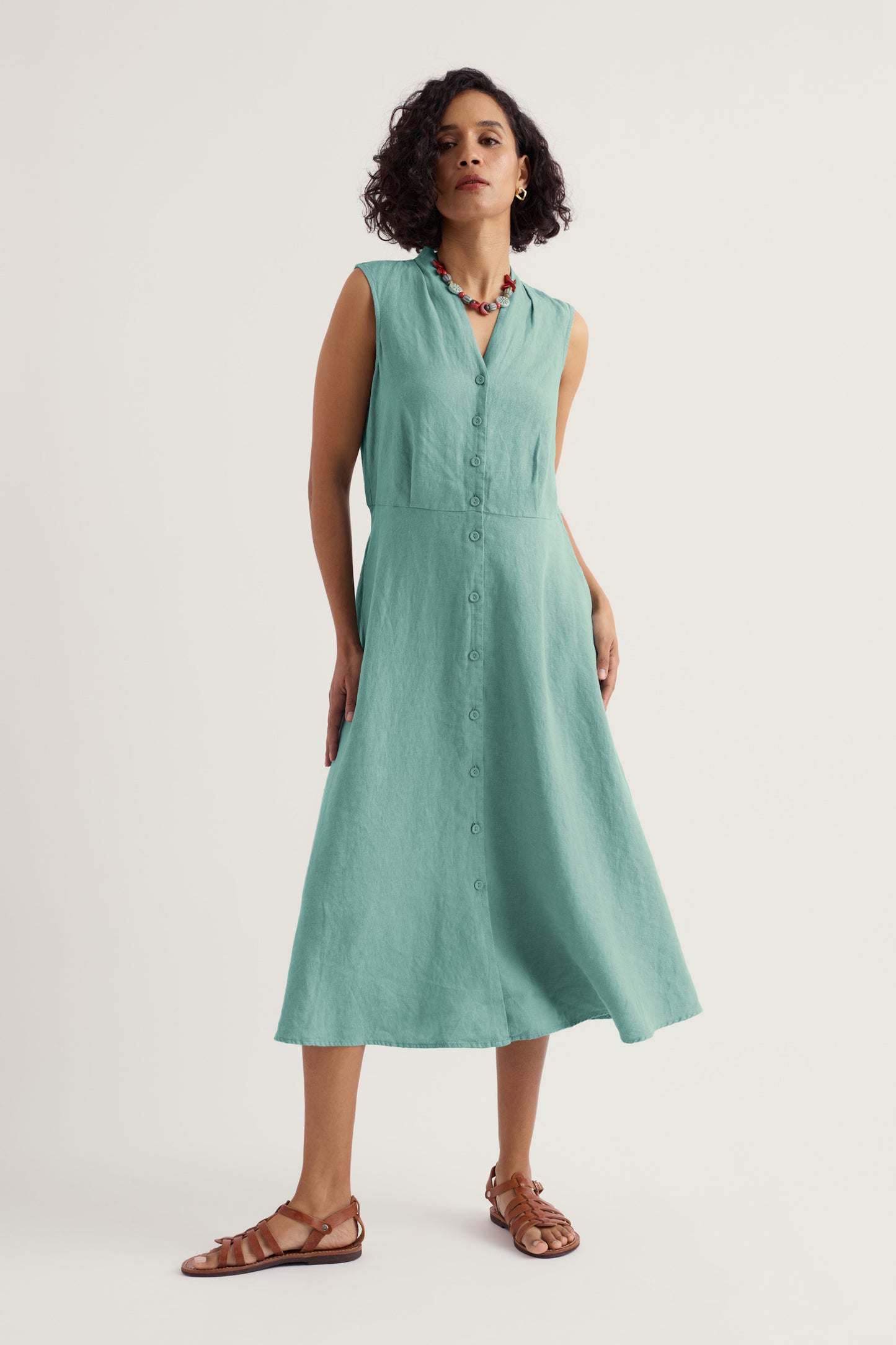 Robe sans manches en lin et bois sculpté