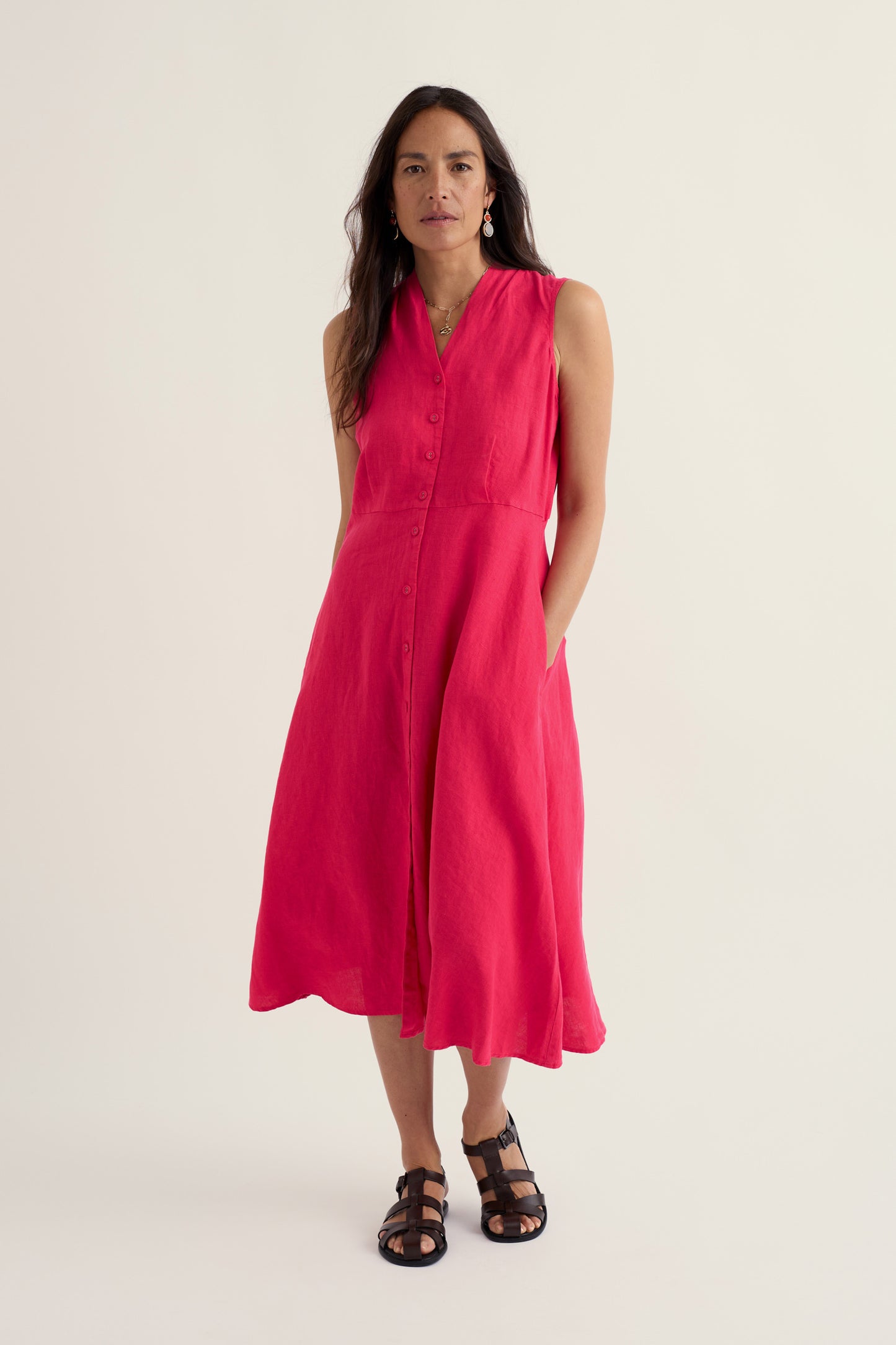 Robe sans manches en lin et bois sculpté