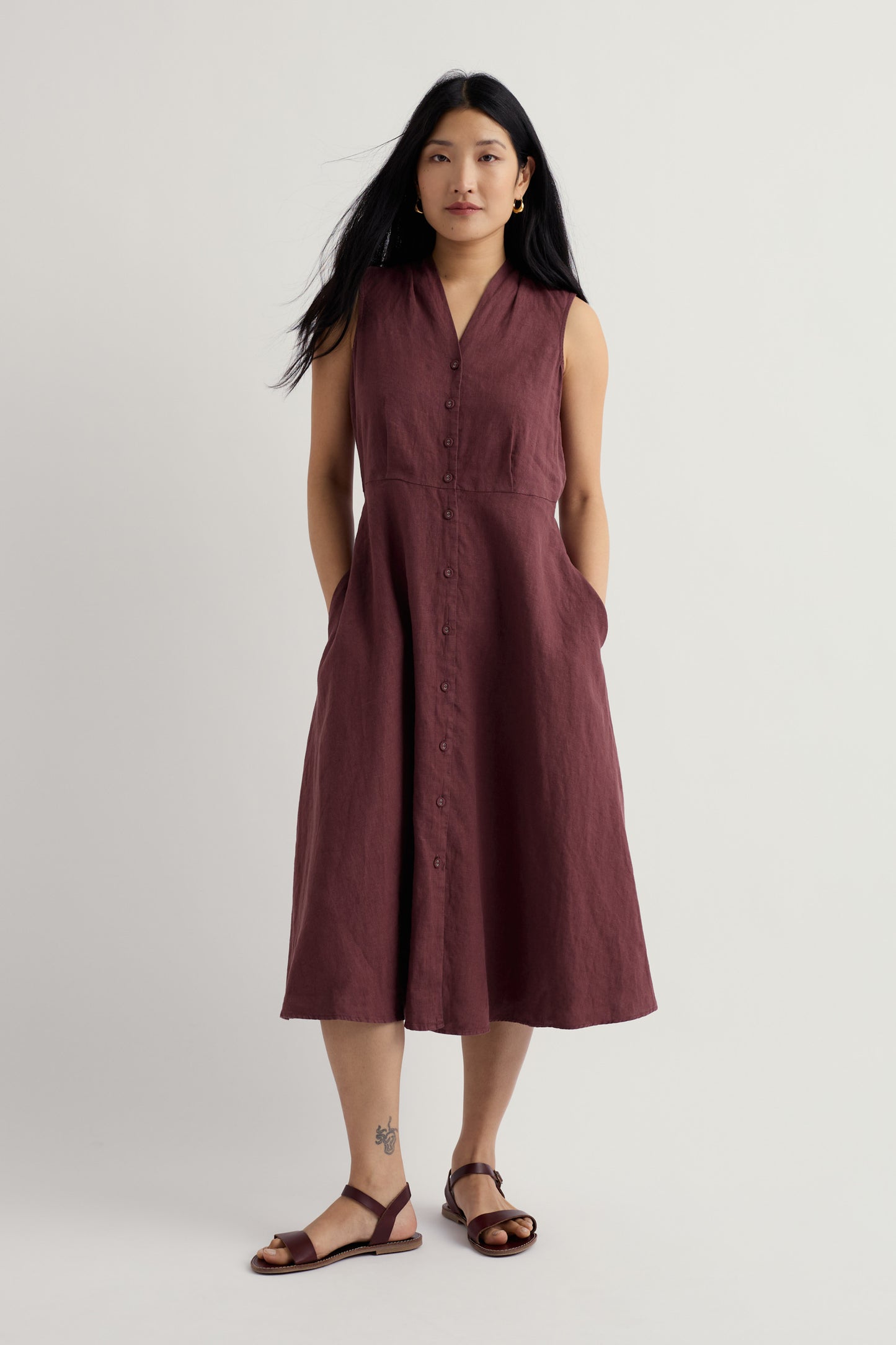 Robe sans manches en lin et bois sculpté