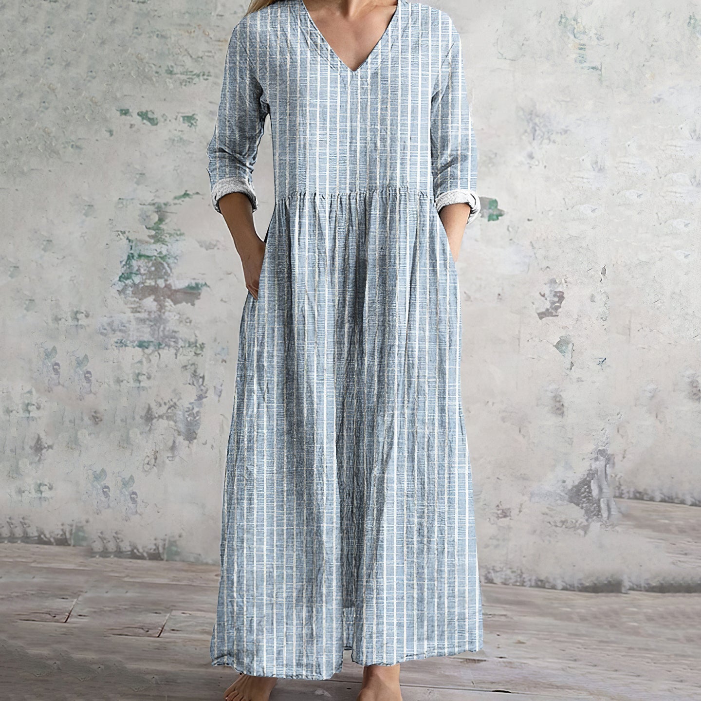 Vestito da donna in lino con motivo a righe vintage